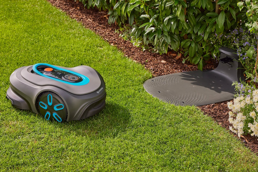 Robotermäher auf grünem Rasen